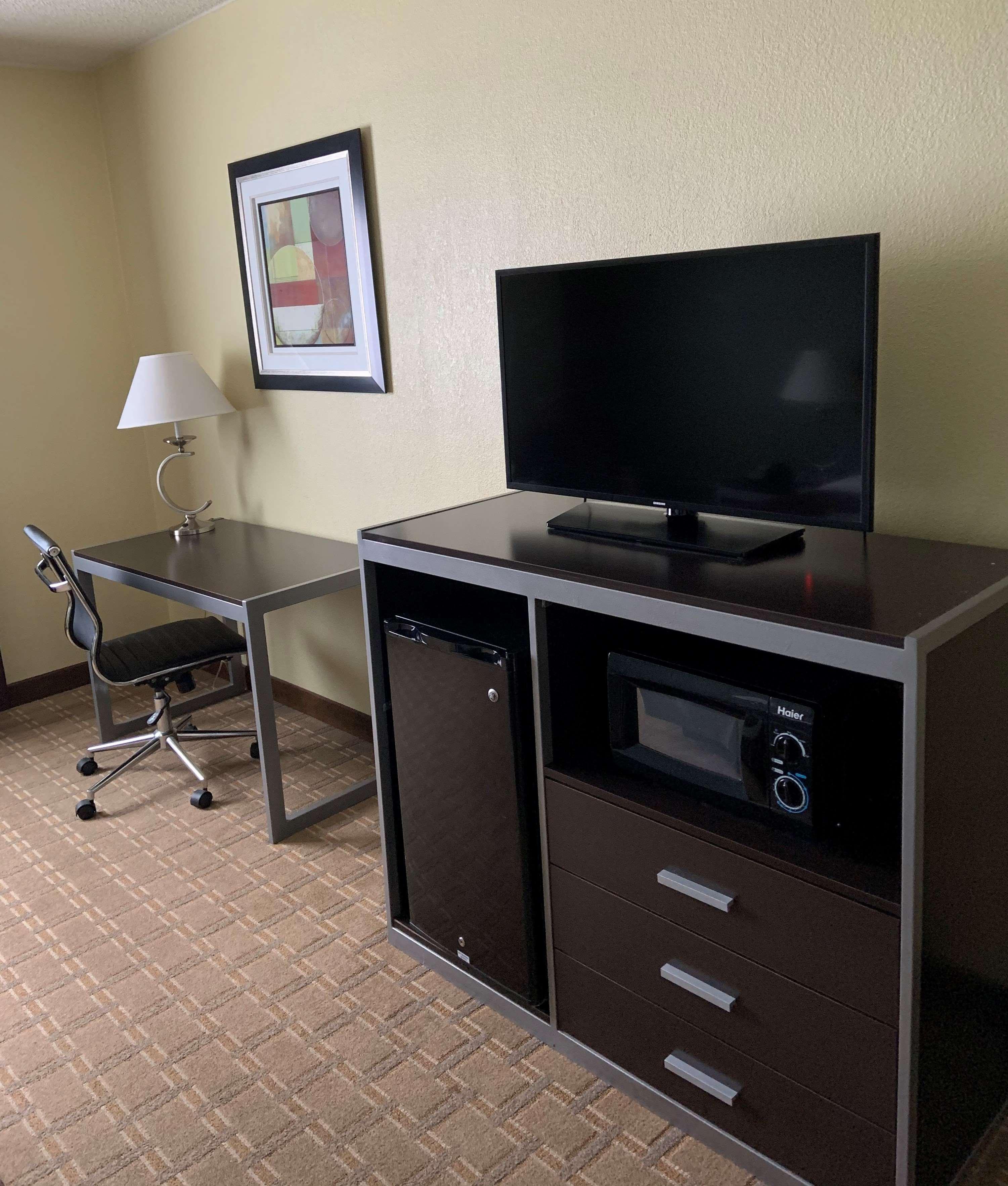 Best Western Airport Inn & Suites Cleveland Brook Park Exterior foto